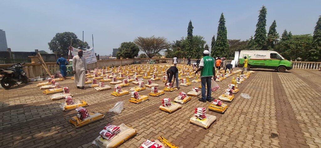 WAQF SATINA field action: organising food donations outdoors.